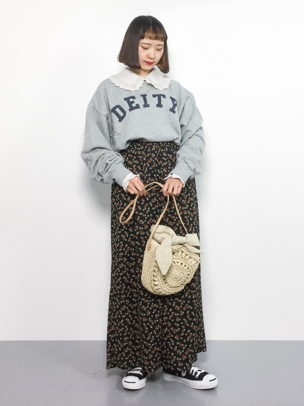 「柄パンツ、花柄、トレーナー、休日スタイル、ロゴスウェット、花柄パンツ、ポシェット、フリル襟」｜「w closetのフリルレース付き丸襟ブラウス（シャツ/ブラウス、ピンク系）」を使った、チョコビさん（レディース・154cm）の冬コーディネートの1枚目の写真