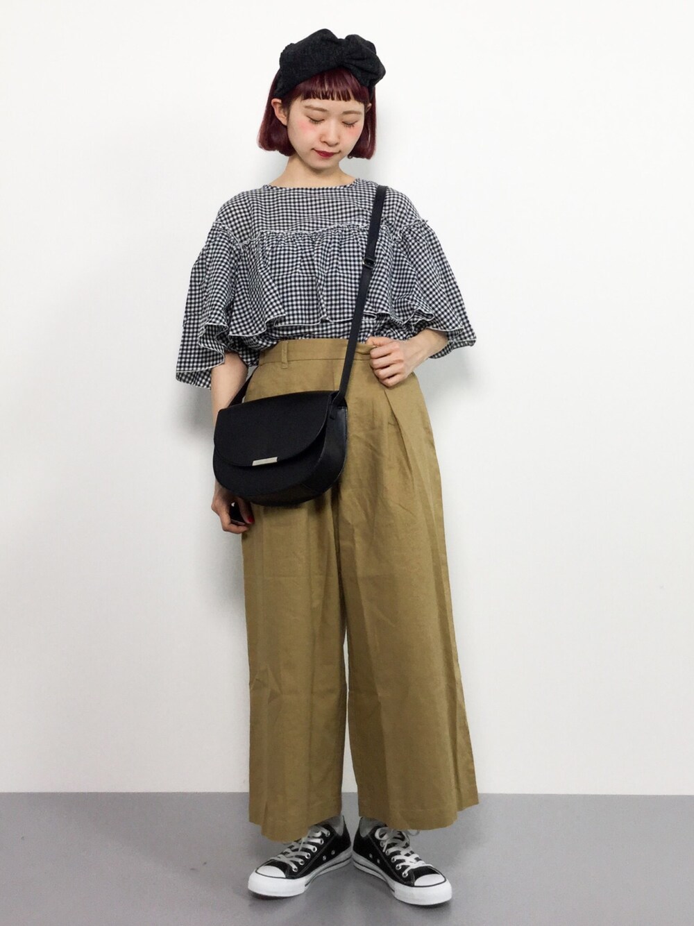 ホワイト系のシャツ/ブラウス、ベージュ系のその他パンツを着用したレディースの春コーディネートの1枚目の写真