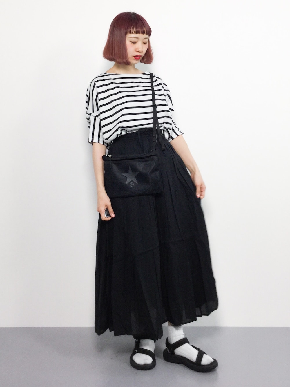 「ボーダー、休日スタイル、ボーダートップス、夏コーデ、黒スカート、サンダルに靴下、サコッシュ」｜「JOURNAL STANDARD relumeのシルケットテンジク ヘンケイプルオーバー（Tシャツ/カットソー、ホワイト系）」を使った、チョコビさん（レディース・154cm）の春コーディネートの1枚目の写真