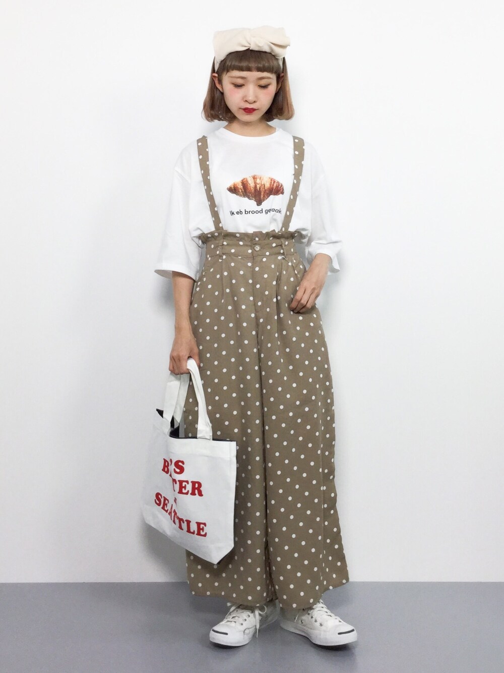 「トートバッグ、ヘアバンド、サロペット、ドット、パン、ベージュパンツ、低身長、ドットパンツ、白Tシャツ、メルロー」｜「MERLOTのパンプリントTシャツ1334（Tシャツ/カットソー、その他）」を使った、チョコビさん（レディース・154cm）の春コーディネートの1枚目の写真