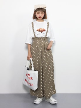 「ベージュパンツ」｜「アイテム（サロペット/オーバーオール）」を使った、チョコビさん（レディース・154cm）の春コーディネート