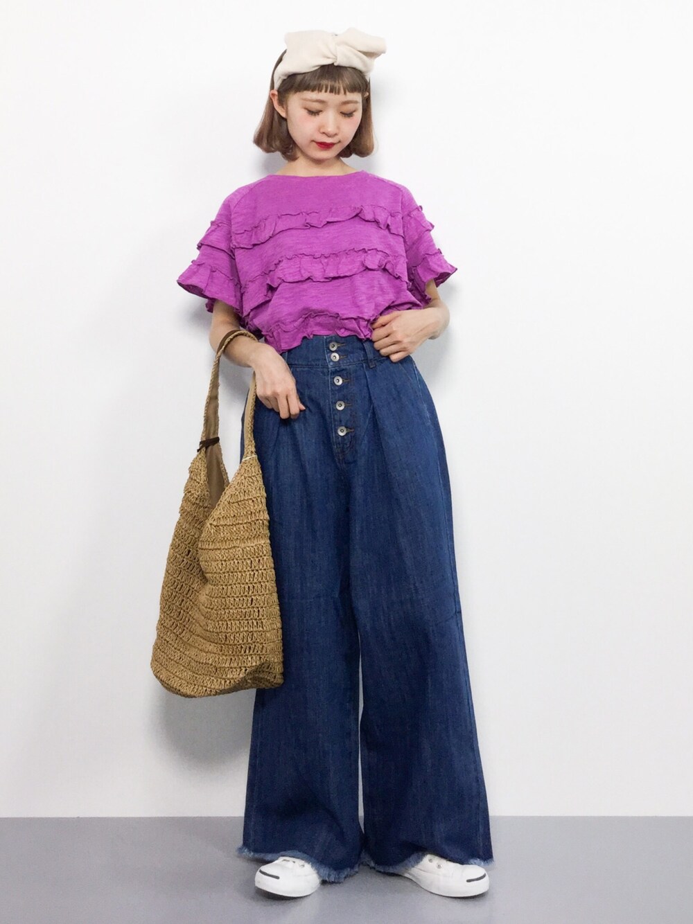 ピンク系のTシャツ/カットソー、ブルー系のデニムパンツ、イエロー系のトートバッグを着用したレディースの春コーディネートの1枚目の写真