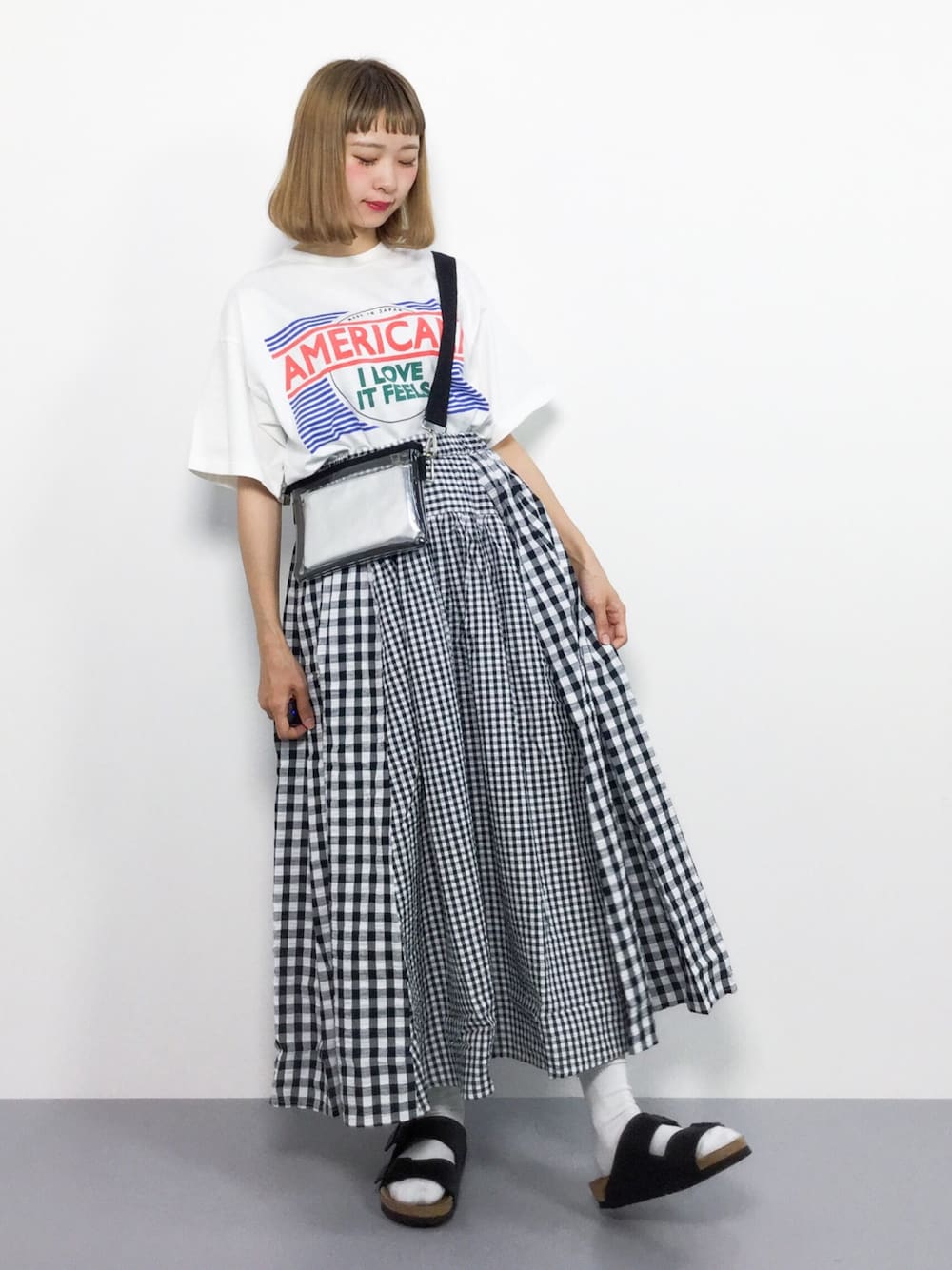 ホワイト系のTシャツ/カットソー、その他のスカート、ブラック系のショルダーバッグを着用したレディースの夏コーディネートの1枚目の写真