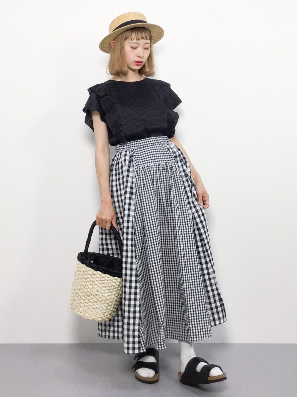 ブラック系のシャツ/ブラウス、その他のスカート、ベージュ系のかごバッグを着用したレディースの夏コーディネートの1枚目の写真