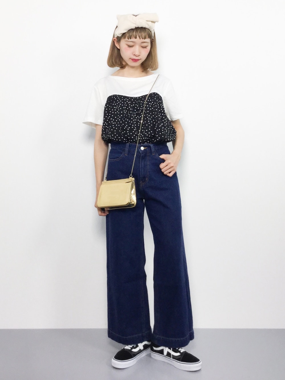 その他のTシャツ/カットソー、ブルー系のデニムパンツを着用したレディースの夏コーディネートの1枚目の写真