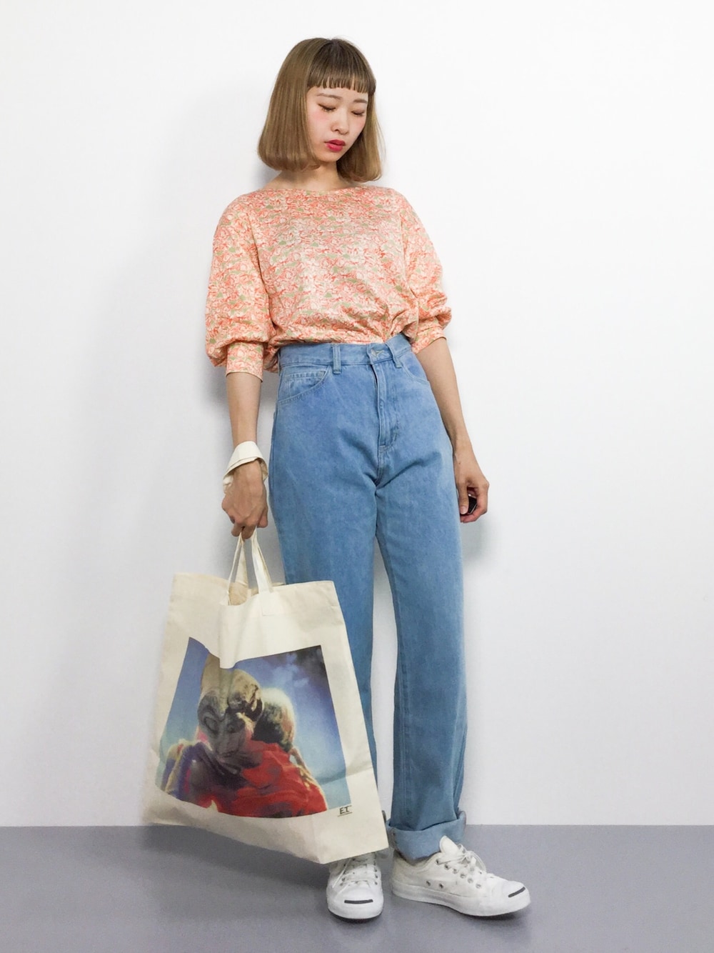 「コンバース、トートバッグ、花柄、オレンジ、デニムパンツ、カジュアルコーデ、花柄トップス」｜「Dot＆Stripes CHILD WOMANのリバティ天竺 "Matilda Tulip" パフスリーブプルオーバー（Tシャツ/カットソー、オレンジ系）」を使った、チョコビさん（レディース・154cm）の夏コーディネートの1枚目の写真