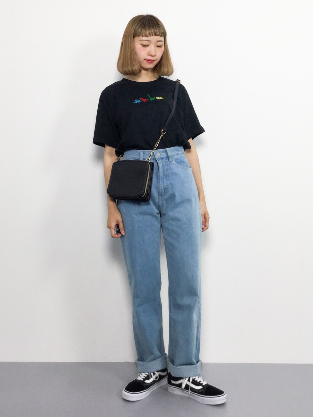 ブラック系のTシャツ/カットソー、ブルー系のデニムパンツ、ブラック系のスニーカーを着用したレディースの夏コーディネートの1枚目の写真