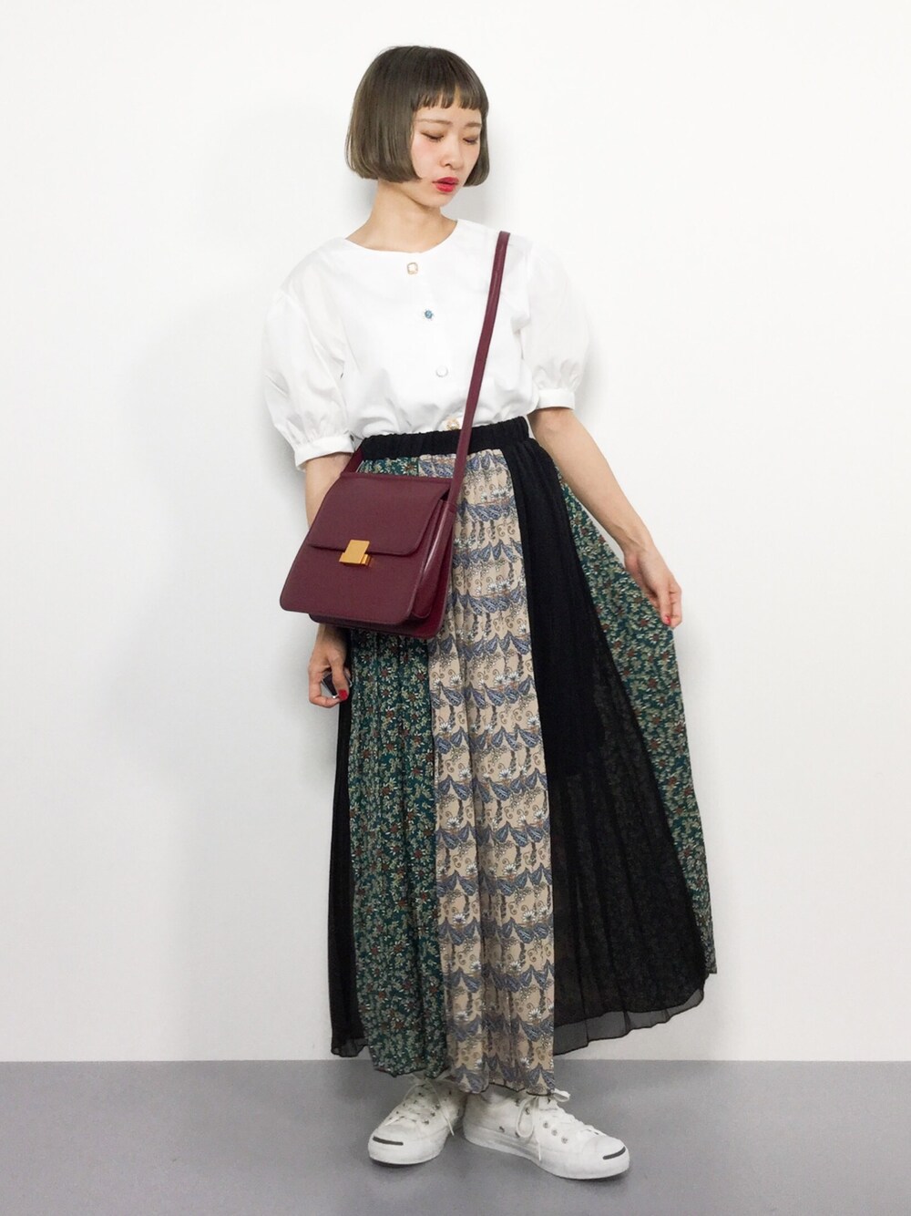 ブラック系のスカート、ホワイト系のシャツ/ブラウス、ブラウン系のショルダーバッグを着用したレディースの夏コーディネートの1枚目の写真