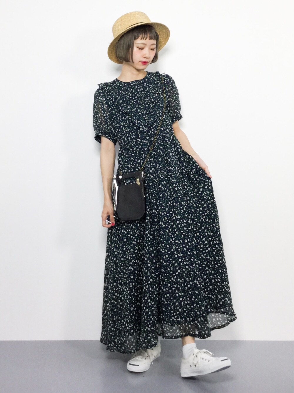 ブルー系のワンピース、ブラック系のショルダーバッグを着用したレディースの夏コーディネートの1枚目の写真