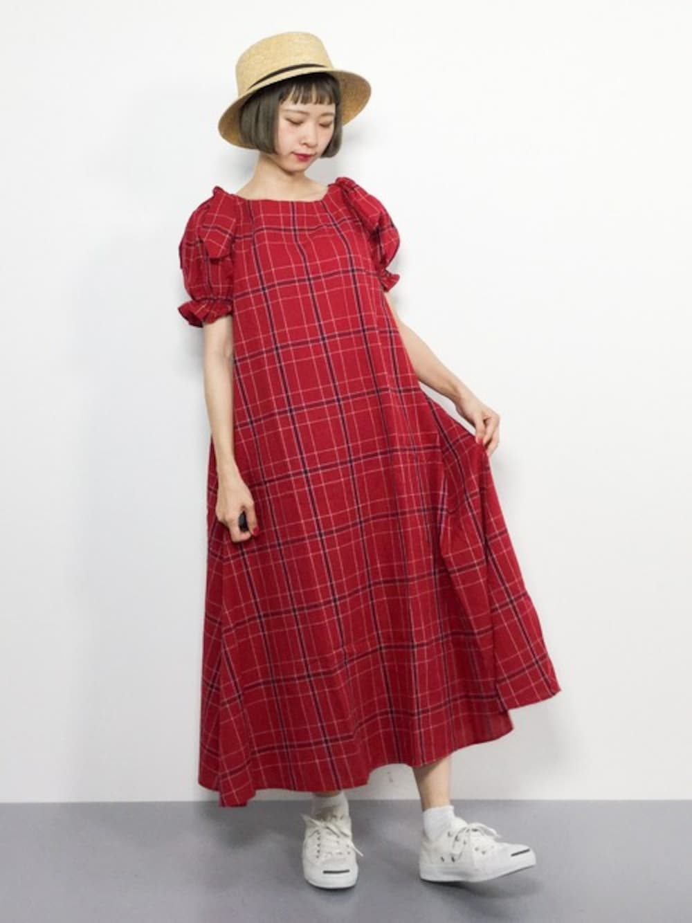 レッド系のワンピースを着用したレディースの夏コーディネートの1枚目の写真