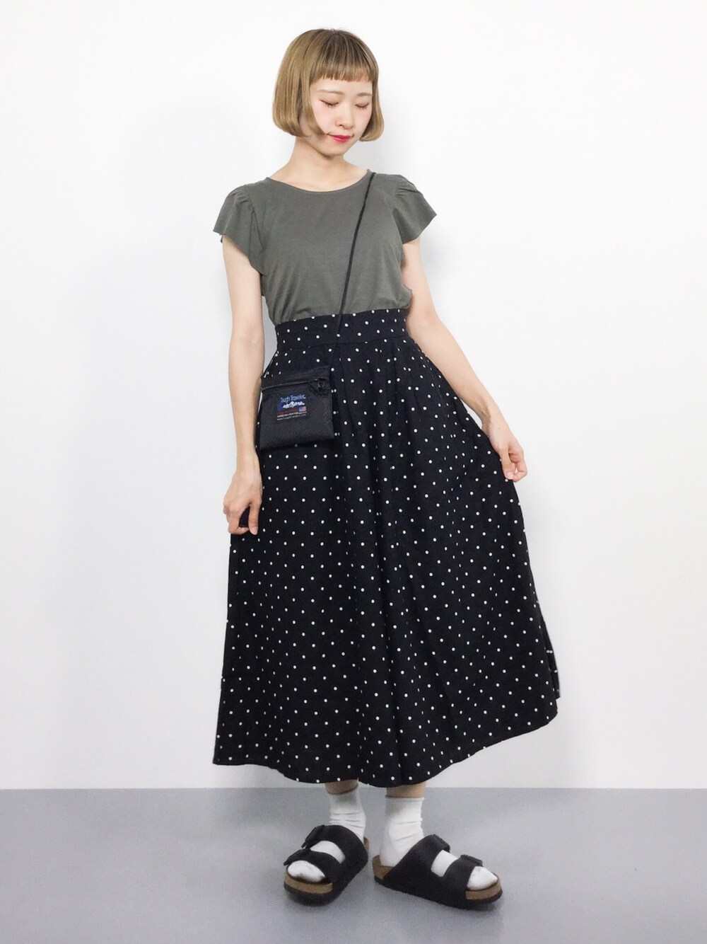 「ドット、夏コーデ、サンダルに靴下、ドットスカート、スミクロ、フリル袖、サコッシュ」｜「CLEARIMPRESSION の＜綿キュプラ＞肩フリルカットソー（Tシャツ/カットソー、ブラック系）」を使った、チョコビさん（レディース・154cm）の夏コーディネートの1枚目の写真