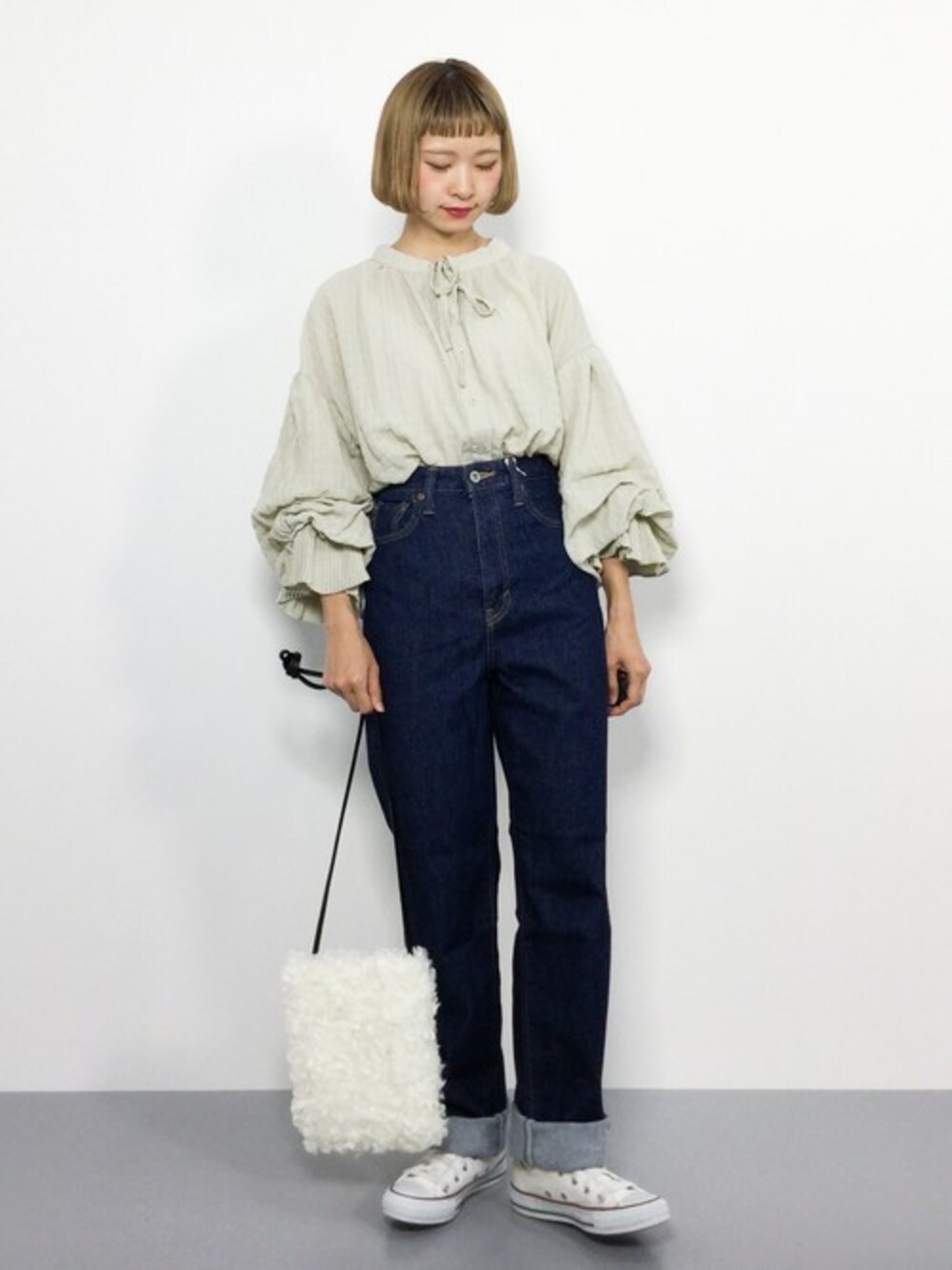 「古着、ファーバッグ、オンザ眉毛、低身長、白ブラウス、ボブ、メルロー、おしゃれさんと繋がりたい、ボリューム袖、ちょこび」｜「MERLOTのシャドーチェックシャーリングブラウス2937（シャツ/ブラウス、ベージュ系）」を使った、チョコビさん（レディース・154cm）の夏コーディネートの1枚目の写真