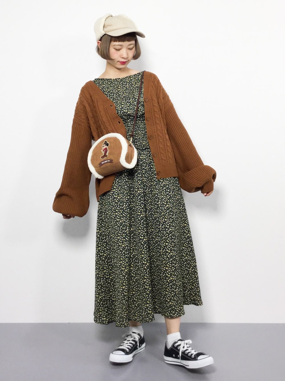 「古着、カーディガン、キャップ、花柄、個性派、花柄ワンピース、秋コーデ、ファーキャップ、メルロー、ちょこびおすすめ」｜「w closetのバックリボンウエストシャーリングワンピース_（ワンピース、ブルー系）」を使った、チョコビさん（レディース・154cm）の秋コーディネートの1枚目の写真