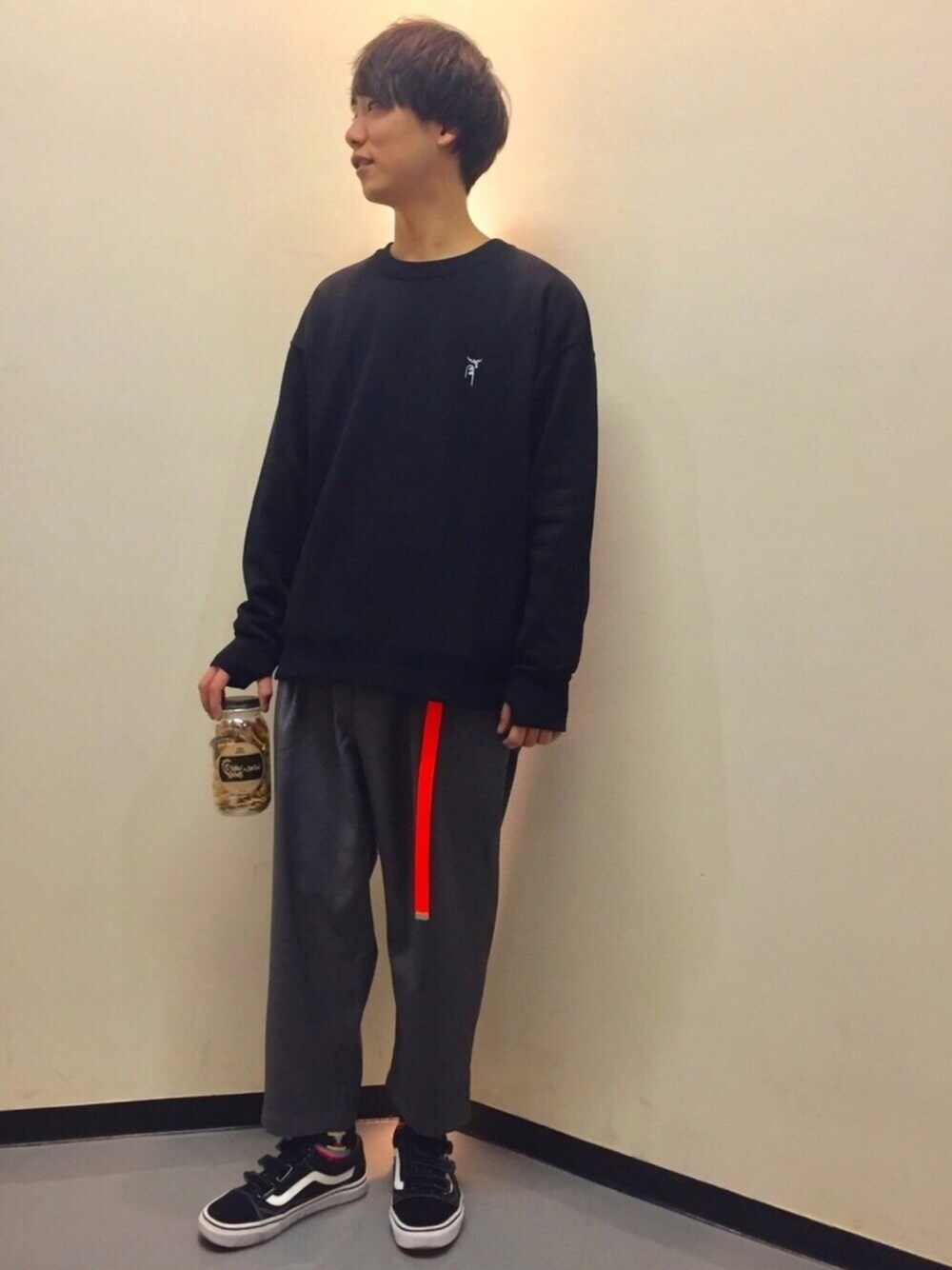 「春コーデ、ゆるコーデ、シンプル、モノトーン、ストリート、ワイドパンツ、スラックス、スニーカー、VANS、バレンタイン」｜「JUNREDのコラボスウェット（スウェット、ブラック系）」を使った、BABAさん（メンズ・177cm）の冬コーディネートの1枚目の写真