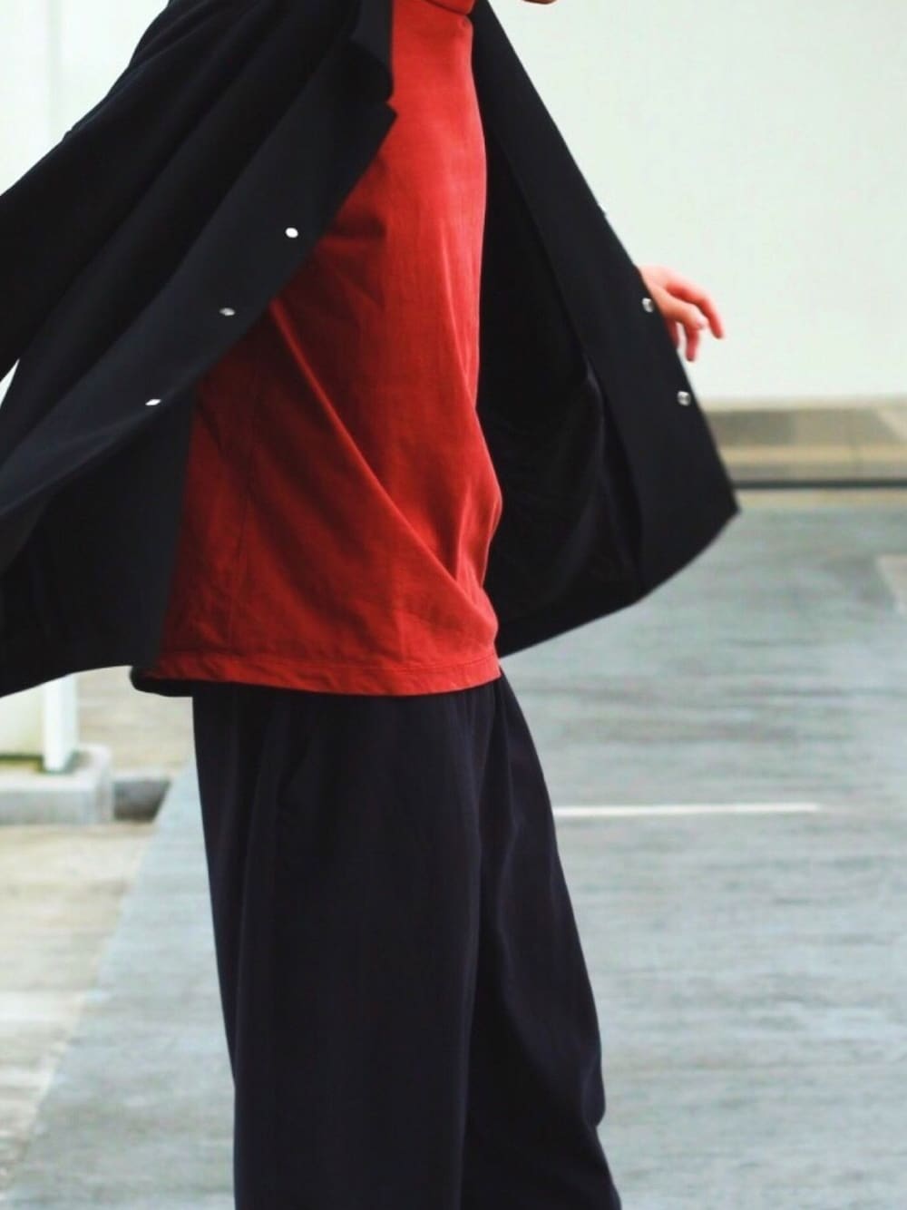 「シンプルコーデ、古着MIX、outfit、STUDIOUS、大人カジュアル」｜「STUDIOUSのマルチストレッチオープンカラーオーバーシャツ（シャツ/ブラウス、ブラック系）」を使った、ぺーたーさん（メンズ・162cm）の春コーディネートの1枚目の写真