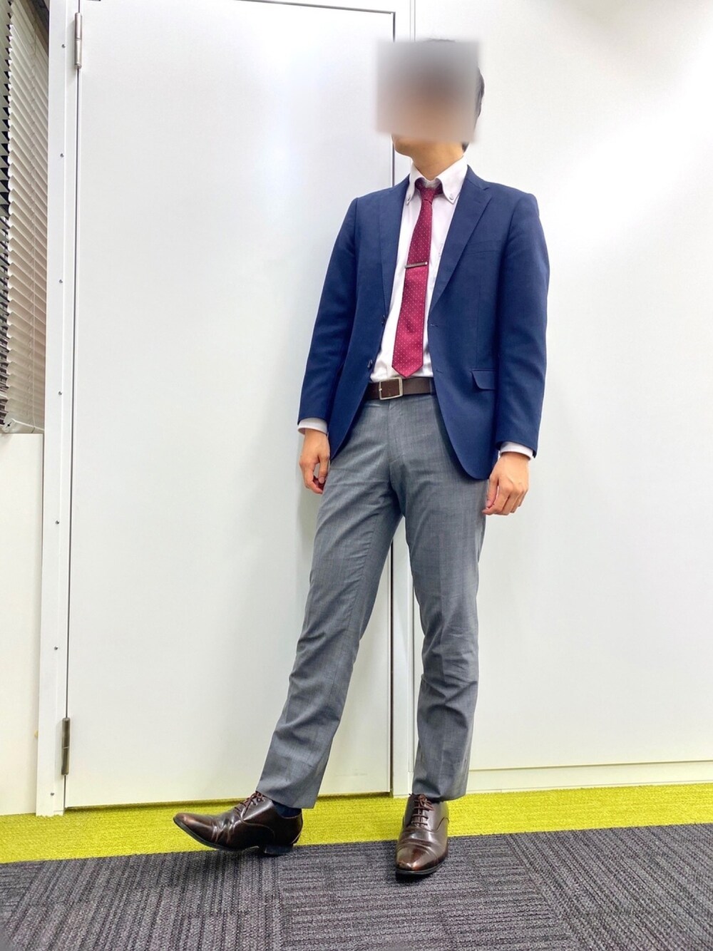 ブラック系のネクタイピン、ブルー系のスーツジャケット、ピンク系のシャツ/ブラウスを着用したメンズの春コーディネートの1枚目の写真