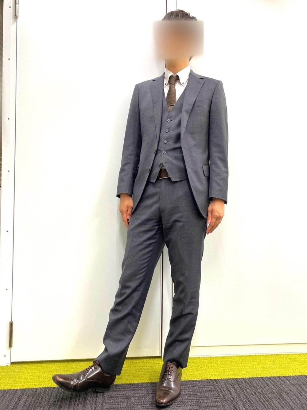 ブラック系のネクタイピン、ホワイト系のシャツ/ブラウス、ブラウン系のベルトを着用したメンズの春コーディネートの1枚目の写真