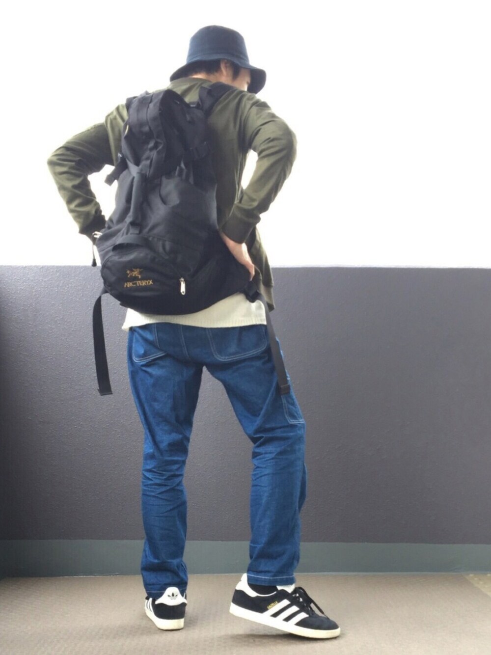 「アークテリクス、バケットハット、バッグパック、MA-1、ブルーデニム、gazelle、WEARパパ部、薄めjapan、黒リュック、山登りスタイル」｜「ARC'TERYXのとうとう買ったぜ（バックパック/リュック、ブラック系）」を使った、naoyaさん（メンズ・173cm）の秋コーディネートの1枚目の写真