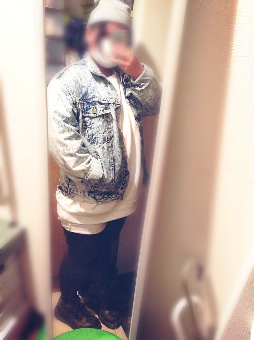 「モンキーブーツ、ジージャン、ホワイト、Dr.Martens、ドクターマーチン、古着、GU」｜「Guessのアイテム（デニムジャケット、ブルー系）」を使った、Miyu  さん（レディース・156cm）の冬コーディネートの1枚目の写真