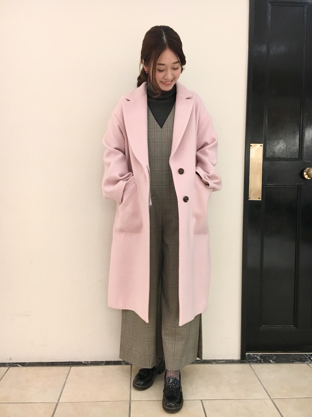 「オトナ女子、カジュアル、ナノユニバース、ナノユニバース(nano･universe)、nano・universe、大人コーデ、キレイめ、オールインワン、パンツスタイル、冬」｜「NANO universeの【MORE 1月号掲載】シープ起毛オーバーチェスターコート（チェスターコート、ピンク系）」を使った、nano・universe 難波 STAFFさん（レディース・160cm）の冬コーディネートの1枚目の写真