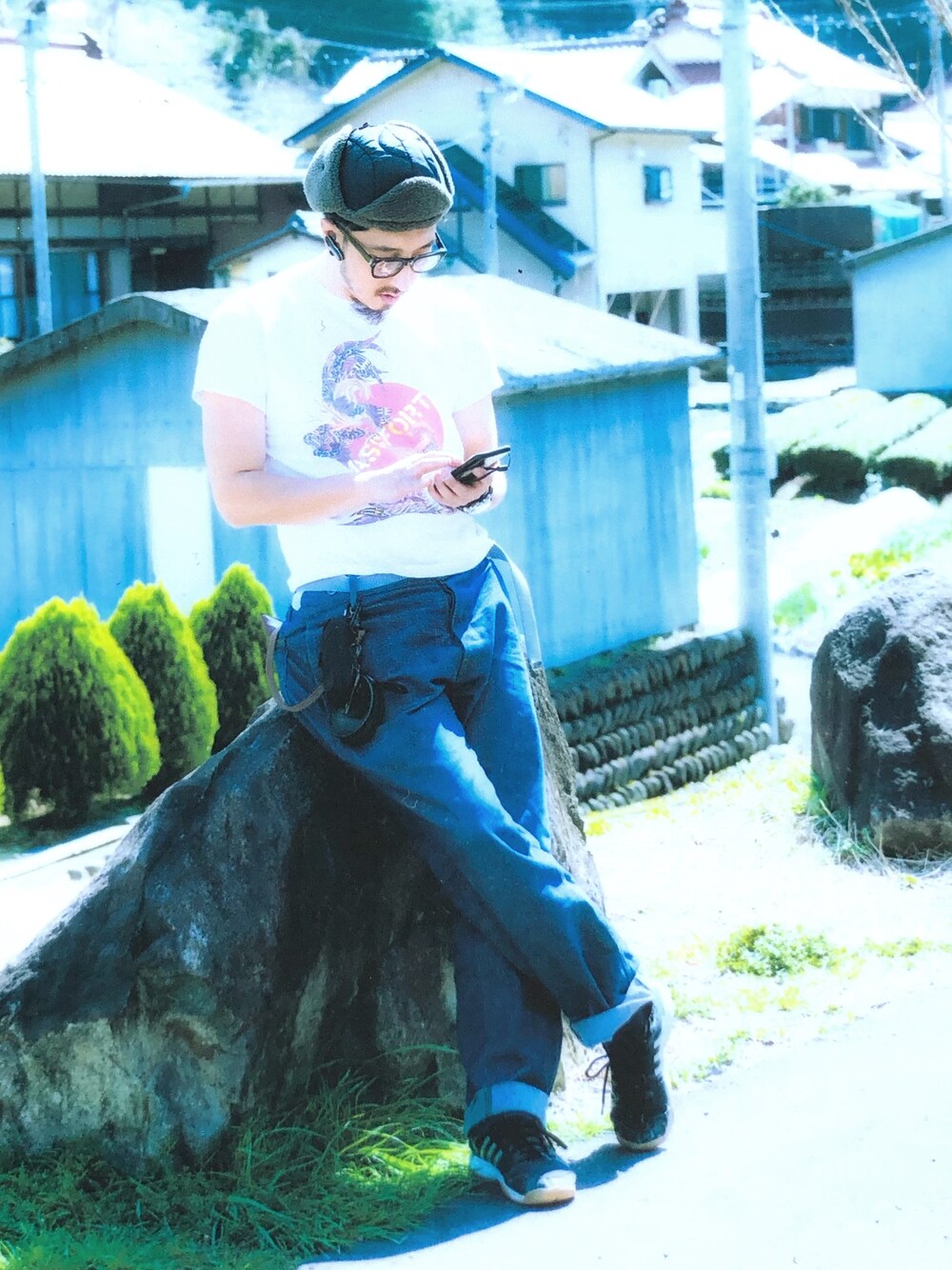 「山、撮影」｜「WHATEVER WORKSのアイテム（デニムパンツ、ブルー系）」を使った、わや こばやしさん（メンズ・179cm）の春コーディネートの1枚目の写真