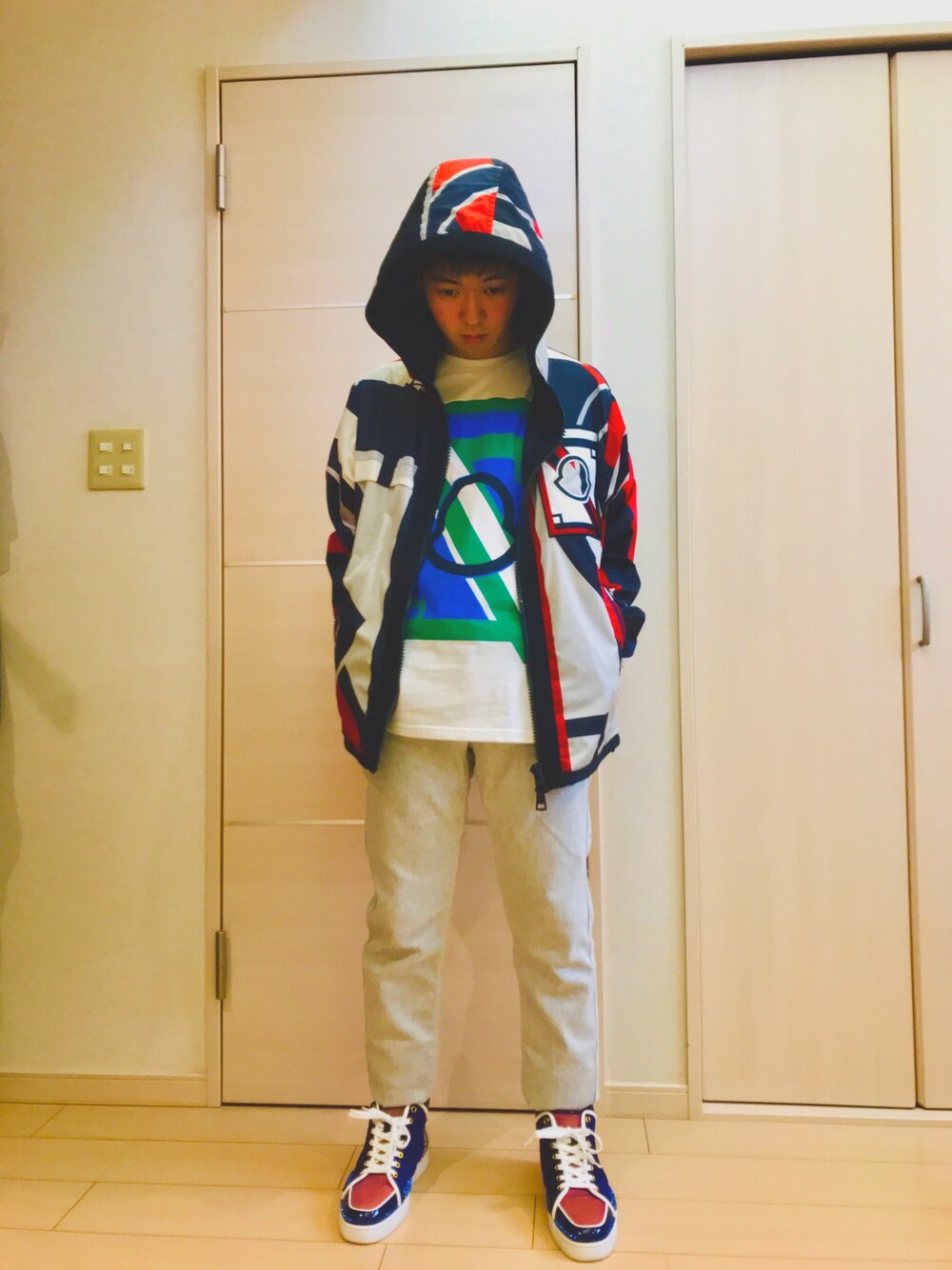 「おしゃれさんと繋がりたい、春アウター、MONCLER、Christian Louboutin、ルブタン、モンクレール、デニム、パステル映える春、春」｜「MONCLERのアイテム（Tシャツ/カットソー、その他）」を使った、tk-kmyさん（メンズ・165cm）の春コーディネートの1枚目の写真