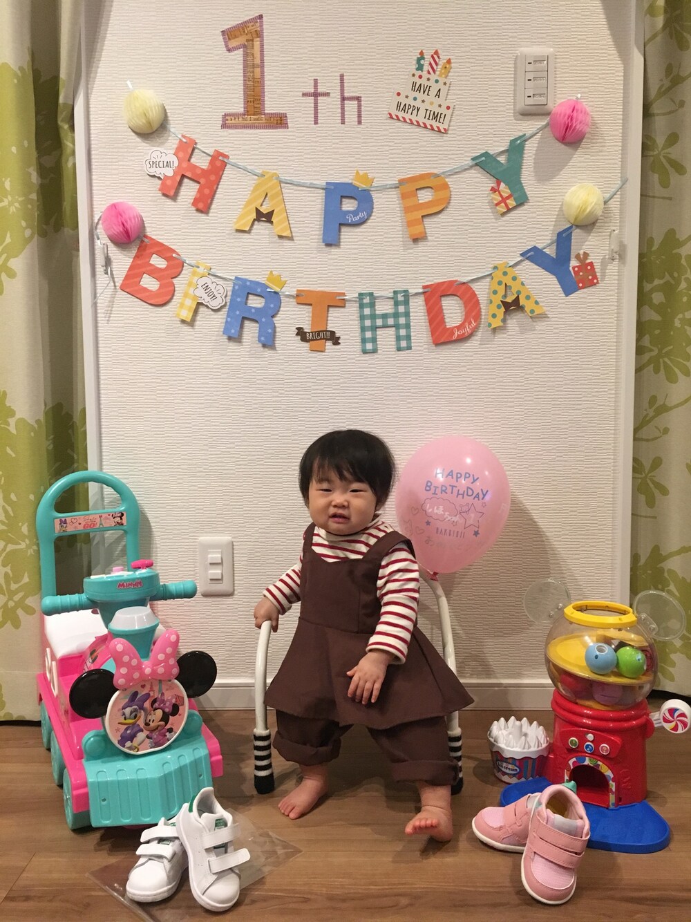 その他のトップス、ブラウン系のチュニック、ホワイト系のスニーカーを着用したキッズの冬コーディネートの1枚目の写真