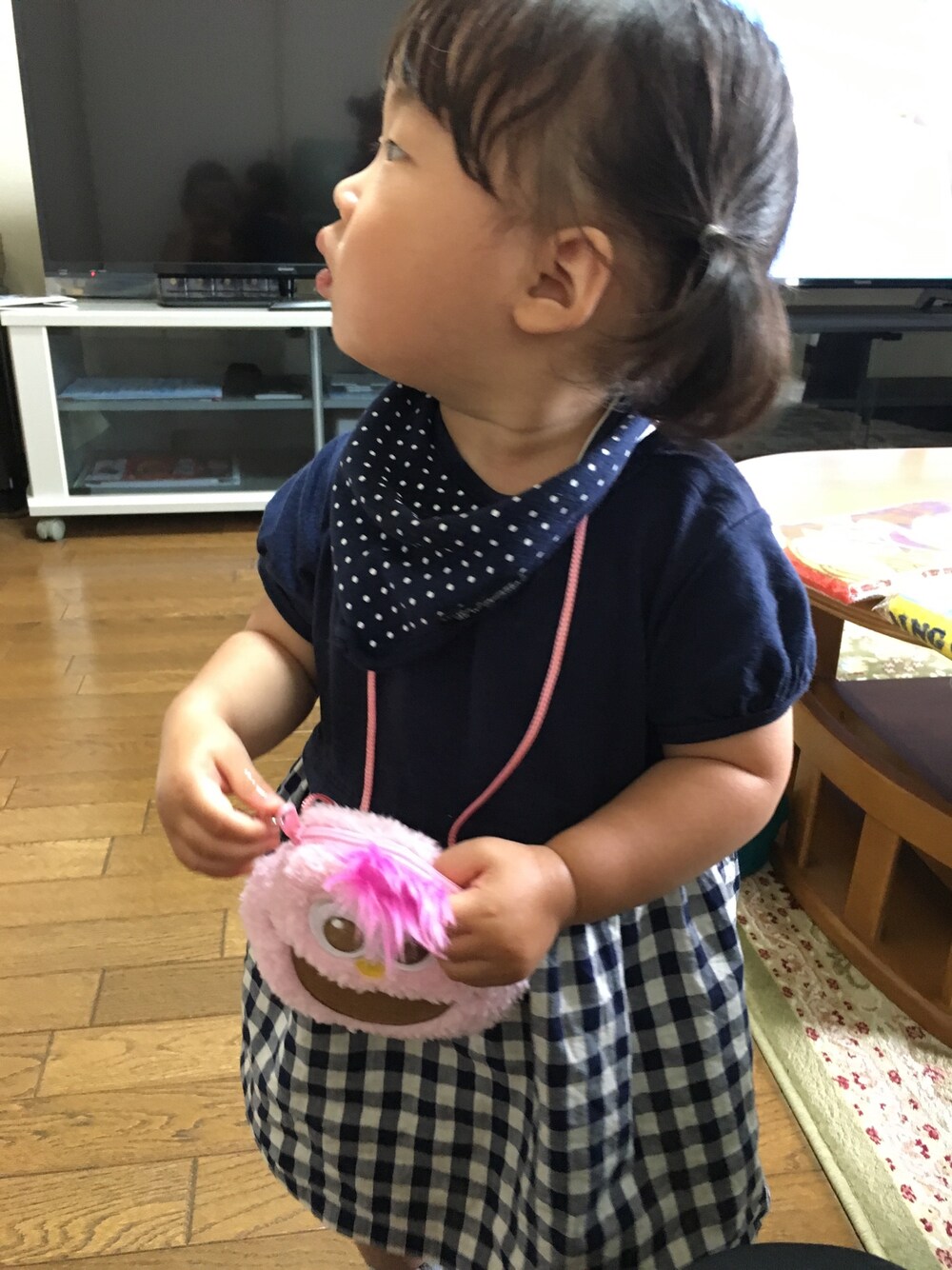 ブルー系のチュニック、ブルー系のスタイ/よだれかけ、ピンク系のその他を着用したキッズの夏コーディネートの1枚目の写真