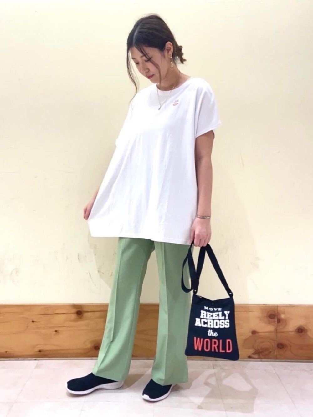 「coen、フレアパンツ、春夏コーデ、コーエン、USAコットン、カラバリアイテム、キレイめカジュアル、春のオシャレはパンツから、おしゃれに快適に！機能性素材」｜「coenのUVカット機能付きアシンメトリービッグTシャツ（Tシャツ/カットソー、ホワイト系）」を使った、coen はちこさん（レディース・167cm）の春コーディネートの1枚目の写真