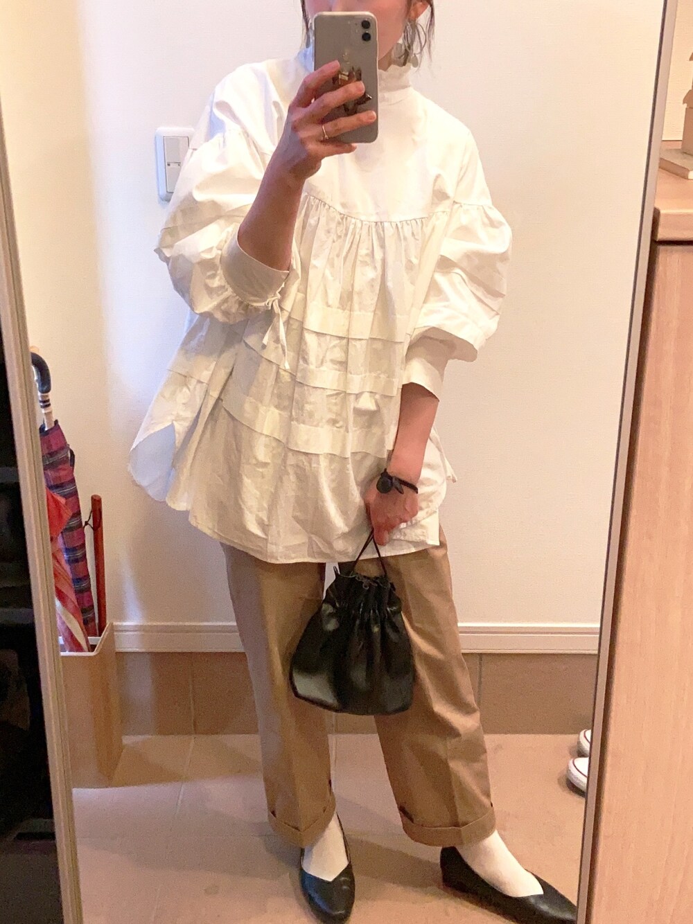 「春コーデ、袖ボリューム、ティアードブラウス、チノパン、おしゃれさんと繋がりたい」｜「ap retroのボリュームスリーブタックチュニック<デザインブラウス＞【ZOZOTOWN限定商品】（チュニック、ホワイト系）」を使った、CNマリーさん（レディース・157cm）の春コーディネートの1枚目の写真