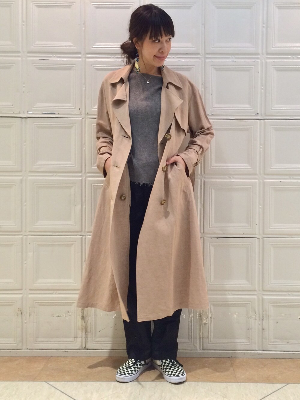 「オトナカジュアル、シンプル、モノトーン、パンツスタイル、ロングトレンチコート、トレンチコート、RayBEAMS、RBS、BEAMS BOY、VANS」｜「Ray BEAMSのRay BEAMS / ビスコース リネン ロングトレンチ（トレンチコート、ベージュ系）」を使った、wakoさん（レディース・168cm）の冬コーディネートの1枚目の写真