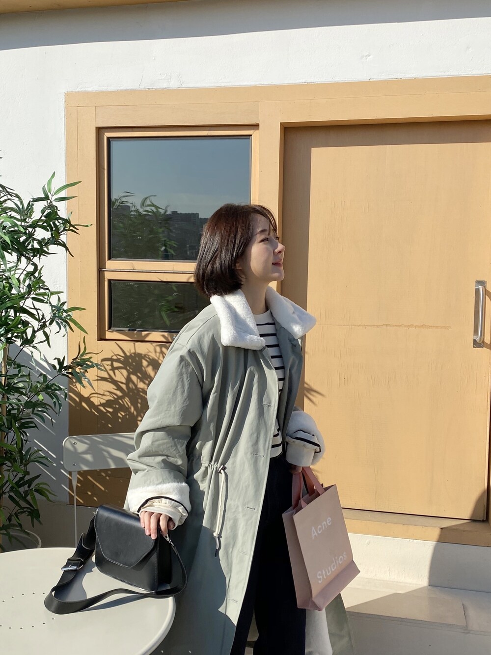 ホワイト系のTシャツ/カットソー、その他のその他アウターを着用したレディースの冬コーディネートの1枚目の写真