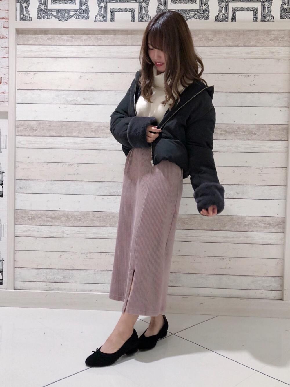 「ニット、アウター、パンプス、ペンシルスカート、ダウンコート、ベロア、オフタートル、MAJESTIC LEGON、マジェスティックレゴン、フレアスリーブ」｜「MAJESTIC LEGONの2wayエコダウン（ダウンジャケット/コート、ブラック系）」を使った、マジェスティックレゴンルミネエスト新宿店スタッフさん（レディース・155cm）の秋コーディネートの1枚目の写真