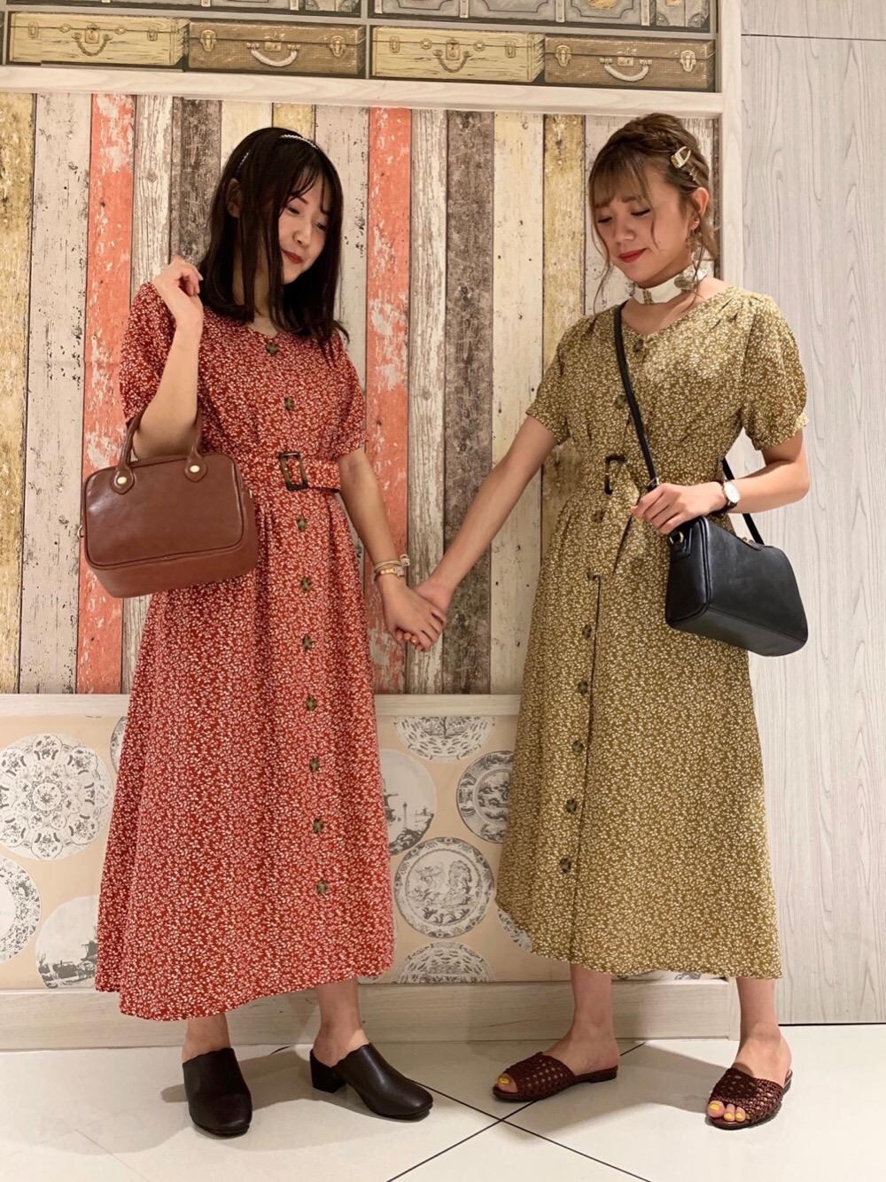 「MAJESTIC LEGON、花柄ワンピ、双子コーデ、マジェスティックレゴン、秋色先取りコーデ」｜「MAJESTIC LEGONのあみこみサンダル（サンダル、ブラウン系）」を使った、マジェスティックレゴンルミネエスト新宿店スタッフさん（レディース・164cm）の夏コーディネートの1枚目の写真