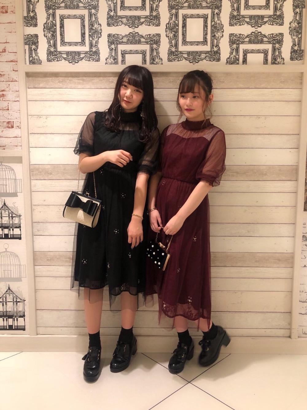 「ワンピース、結婚式、ドレス、同窓会、MAJESTIC LEGON、マジェスティックレゴン」｜「MAJESTIC LEGONのボリュームヒールシューズ（ドレスシューズ、ブラック系）」を使った、マジェスティックレゴンルミネエスト新宿店スタッフさん（レディース・164cm）の秋コーディネートの1枚目の写真