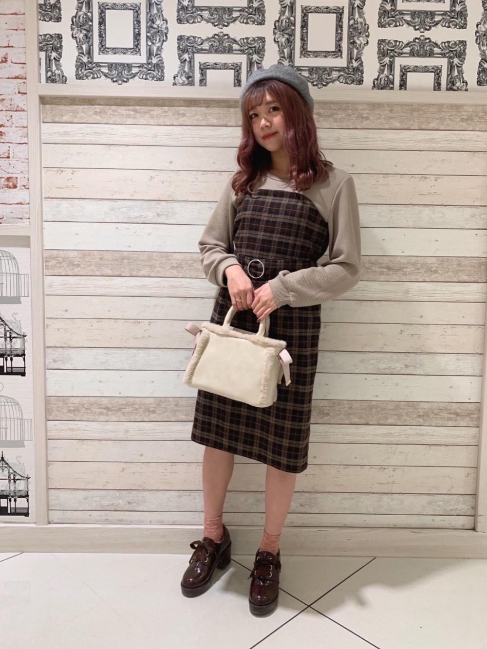 「ベレー帽、チェック柄、チェックワンピース、デートコーデ、MAJESTIC LEGON、マジェスティックレゴン、ドッキングワンピース、冬物新作」｜「MAJESTIC LEGONのボリュームヒールシューズ（ドレスシューズ、ブラウン系）」を使った、マジェスティックレゴンルミネエスト新宿店スタッフさん（レディース・164cm）の冬コーディネートの1枚目の写真