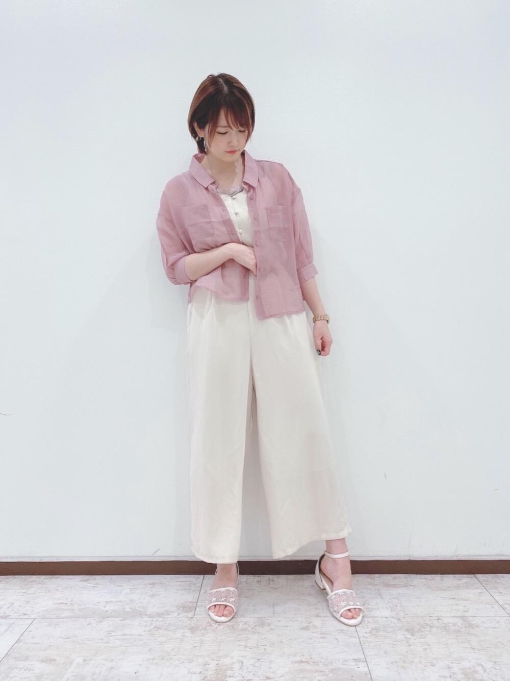 パープル系のシャツ/ブラウス、ホワイト系のサンダル、ベージュ系のタンクトップを着用したレディースの夏コーディネートの1枚目の写真