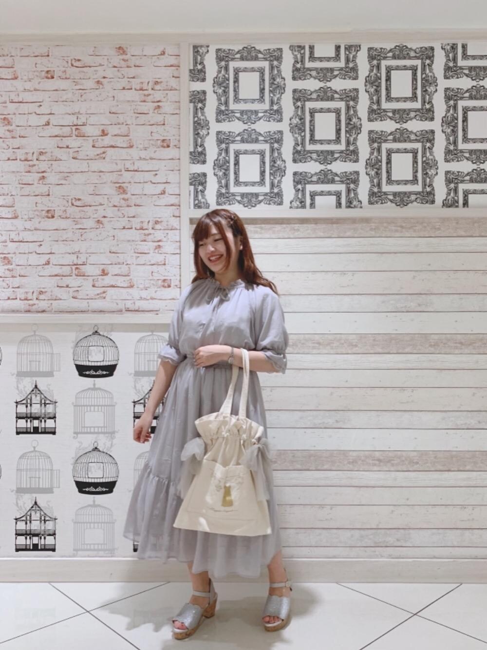 「トートバッグ、ワンピース、チュール、刺繍、サンダル、MAJESTIC LEGON、夏コーデ、マジェスティックレゴン、新宿ルミネエスト」｜「MAJESTIC LEGONのアソートスカラップサンダル（サンダル、シルバー系）」を使った、マジェスティックレゴンルミネエスト新宿店スタッフさん（レディース・152cm）の夏コーディネートの1枚目の写真