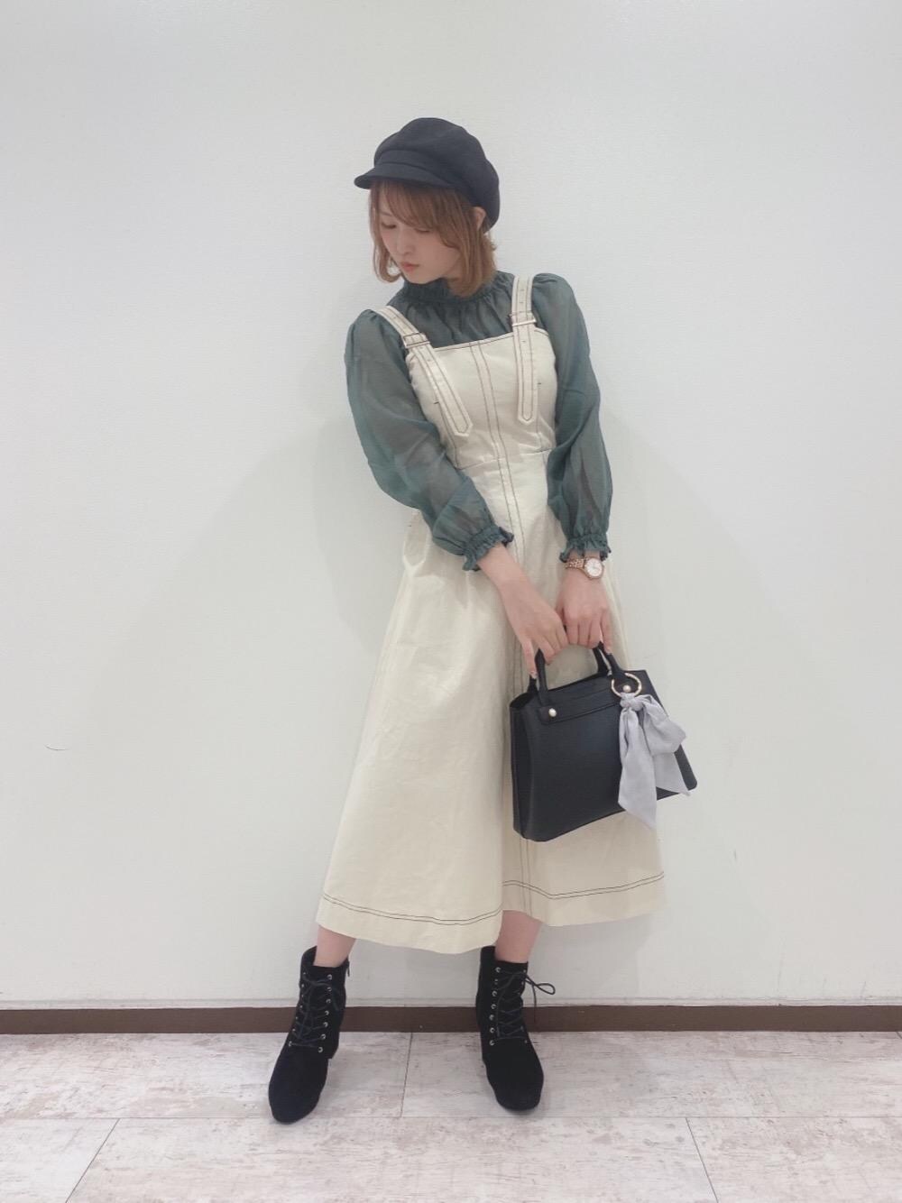 「トレンド、MAJESTIC LEGON、マジェスティックレゴン、秋服コーデ、オトナカワイイ、袖ボリューム、シアートップス、ステッチワンピ、いまっぽ着」｜「MAJESTIC LEGONのレースアップブーツ（ブーツ、ブラック系）」を使った、マジェスティックレゴンルミネエスト新宿店スタッフさん（レディース・160cm）の秋コーディネートの1枚目の写真