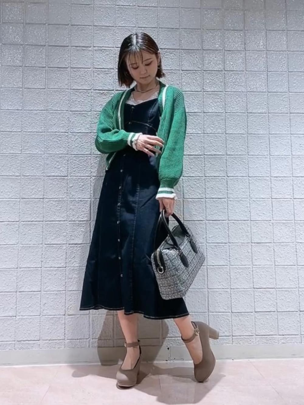 「カーディガン、グリーン、MAJESTIC LEGON、キャミワンピ、マジェスティックレゴン、高身長、新宿ルミネ、骨格ストレート、骨格ナチュラル、でにむ」｜「MAJESTIC LEGONのバイカラーラインニットカーディガン（カーディガン/ボレロ、グリーン系）」を使った、マジェスティックレゴンルミネエスト新宿店スタッフさん（レディース・156cm）の冬コーディネートの1枚目の写真