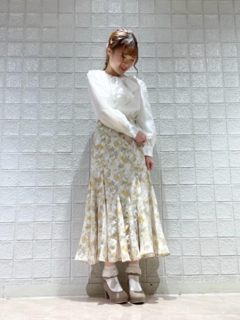 「花柄、ボウタイ、春服、MAJESTIC LEGON、マジェスティックレゴン、新宿ルミネエスト、イエロー🟨」｜「MAJESTIC LEGONのふかふかリボンsetパンプス（パンプス、ブラウン系）」を使った、マジェスティックレゴンルミネエスト新宿店スタッフさん（レディース・162cm）の冬コーディネートの1枚目の写真