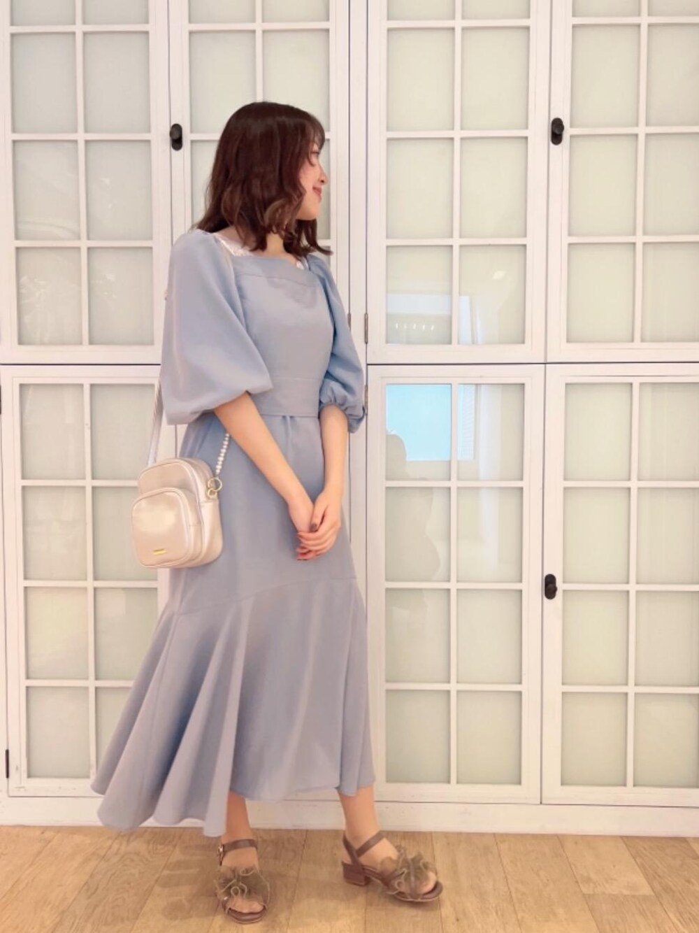 「デート、ガーリー、フェミニン、MAJESTIC LEGON、マジェスティックレゴン、オトナカワイイ、骨格ウェーブ、骨格ストレート、標準身長」｜「MAJESTIC LEGONのシアーフリルサンダル（サンダル、ブラウン系）」を使った、マジェスティックレゴンルミネエスト新宿店スタッフさん（レディース・158cm）の春コーディネートの1枚目の写真