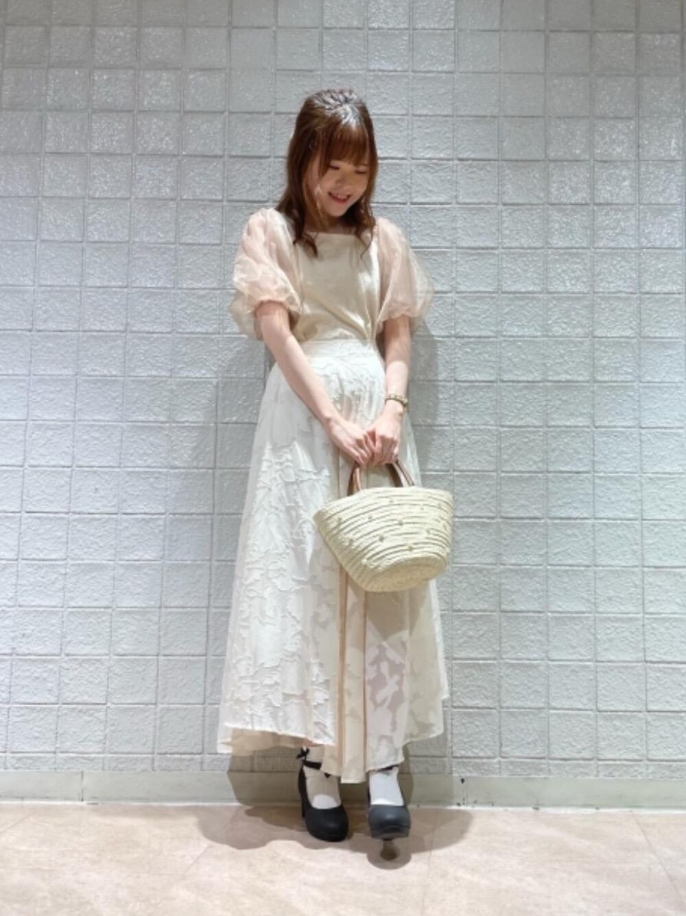「夏、ガーリー、フェミニン、MAJESTIC LEGON、ふんわり、マジェスティックレゴン、マジェ、新宿ルミネエスト、春🌸」｜「MAJESTIC LEGONのふかふかリボンsetパンプス（パンプス、ブラック系）」を使った、マジェスティックレゴンルミネエスト新宿店スタッフさん（レディース・162cm）の春コーディネートの1枚目の写真