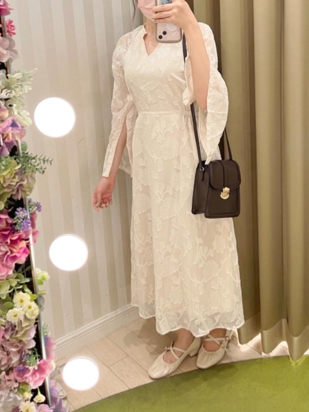 「ガーリー、フェミニン、MAJESTIC LEGON、マジェスティックレゴン、オトナカワイイ、骨格ウェーブ、骨格ストレート、標準身長、カワイイ」｜「MAJESTIC LEGONの袖スリットフレアーワンピース（ワンピース、ホワイト系）」を使った、マジェスティックレゴンルミネエスト新宿店スタッフさん（レディース・158cm）の夏コーディネートの1枚目の写真