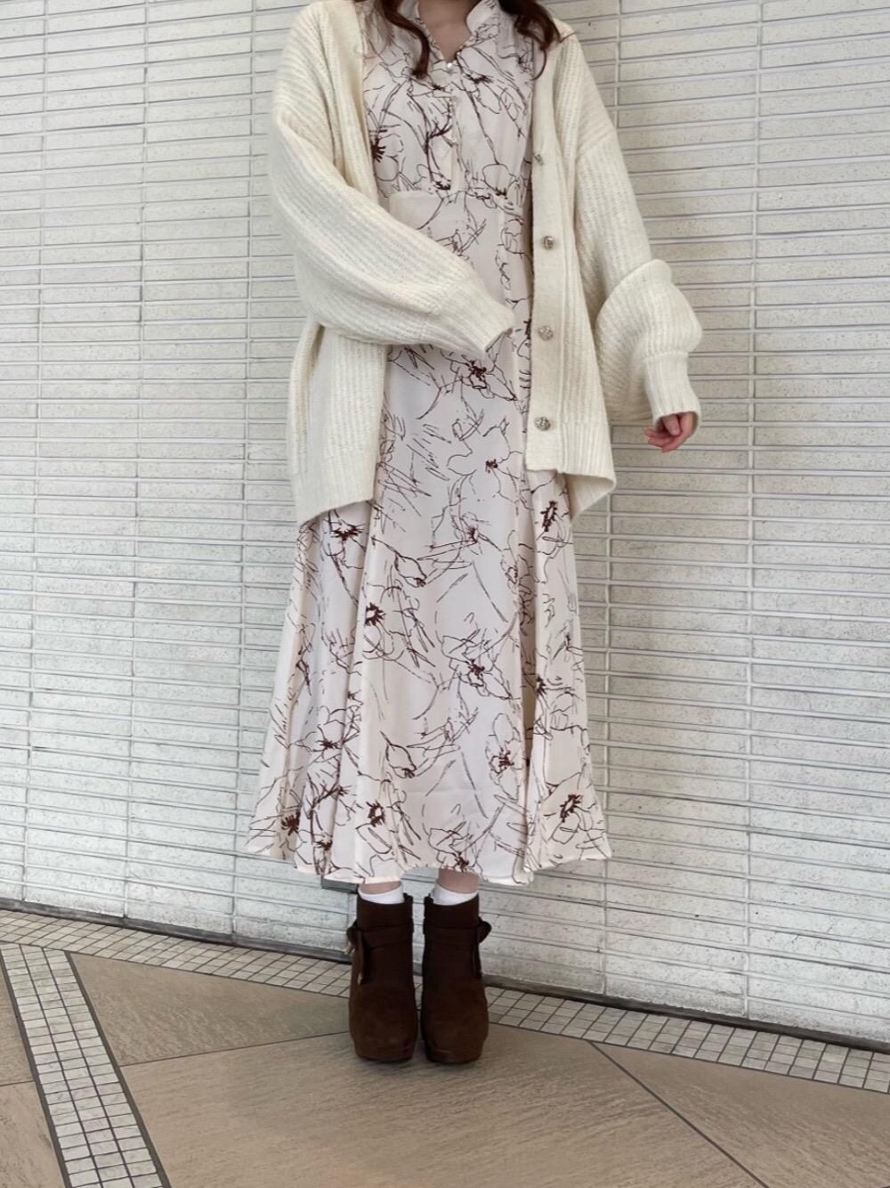 「カーディガン、MAJESTIC LEGON、花柄ワンピ、秋、マジェスティックレゴン、ぶーつ、秋🍁コーデ、ワンピース 」｜「MAJESTIC LEGONのサイドリボンブーツ（ブーツ、ブラウン系）」を使った、マジェスティックレゴンルミネエスト新宿店スタッフさん（レディース・162cm）の秋コーディネートの1枚目の写真