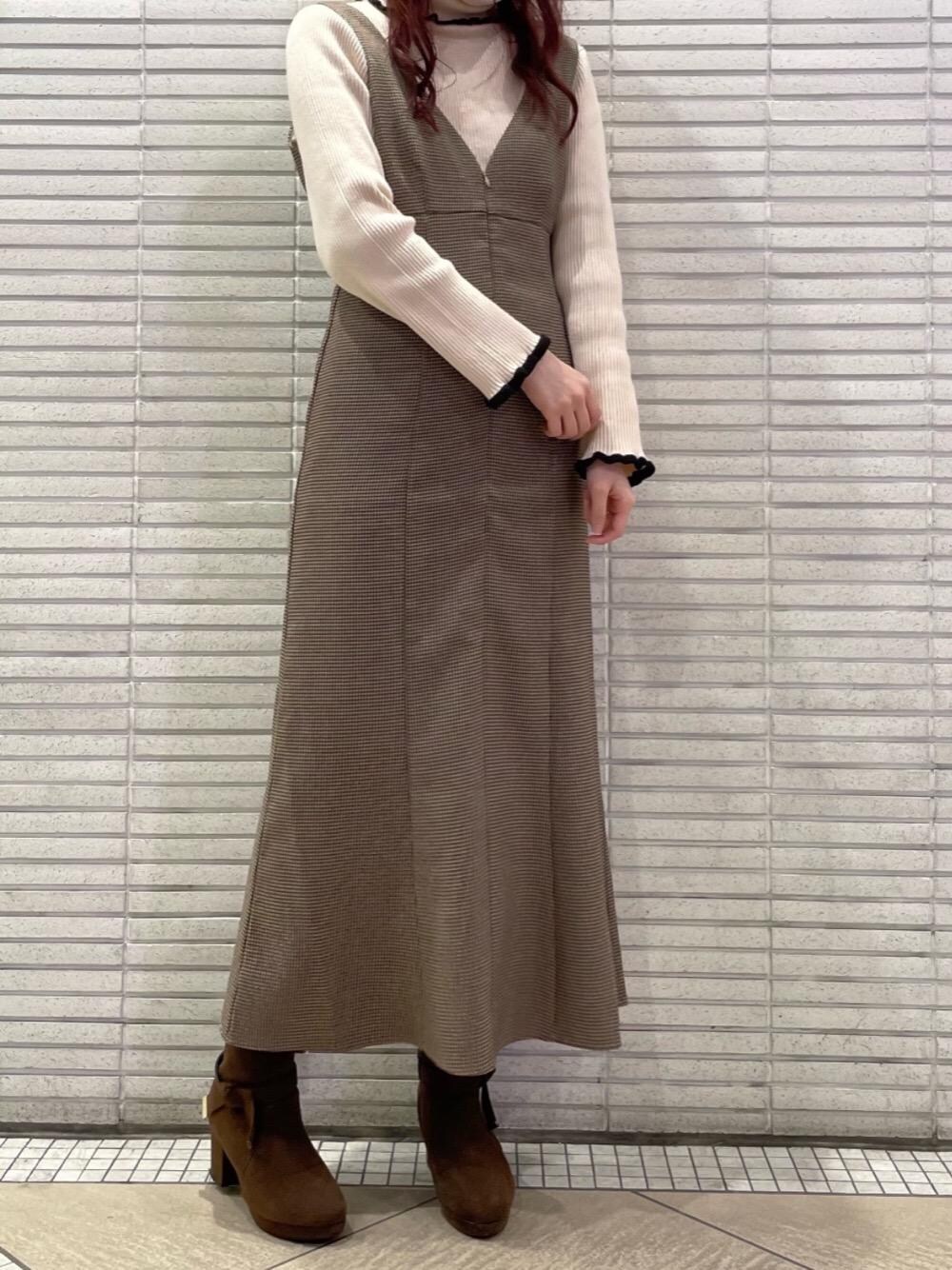 「ニット、冬コーデ、ブラウン、MAJESTIC LEGON、キャミワンピ、マジェスティックレゴン、マジェ、新宿ルミネエスト、ぶーつ、秋🍁コーデ」｜「MAJESTIC LEGONのサイドリボンブーツ（ブーツ、ブラウン系）」を使った、マジェスティックレゴンルミネエスト新宿店スタッフさん（レディース・162cm）の秋コーディネートの1枚目の写真