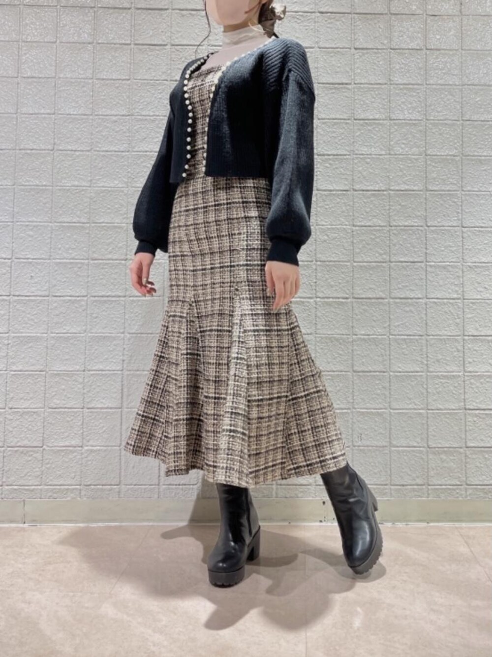 「デート、フェミニン、MAJESTIC LEGON、キャミワンピ、マジェスティックレゴン、骨格ストレート、標準身長、パールカーデ」｜「MAJESTIC LEGONのサイドゴアブーツ（ブーツ、ブラック系）」を使った、マジェスティックレゴンルミネエスト新宿店スタッフさん（レディース・150cm）の冬コーディネートの1枚目の写真