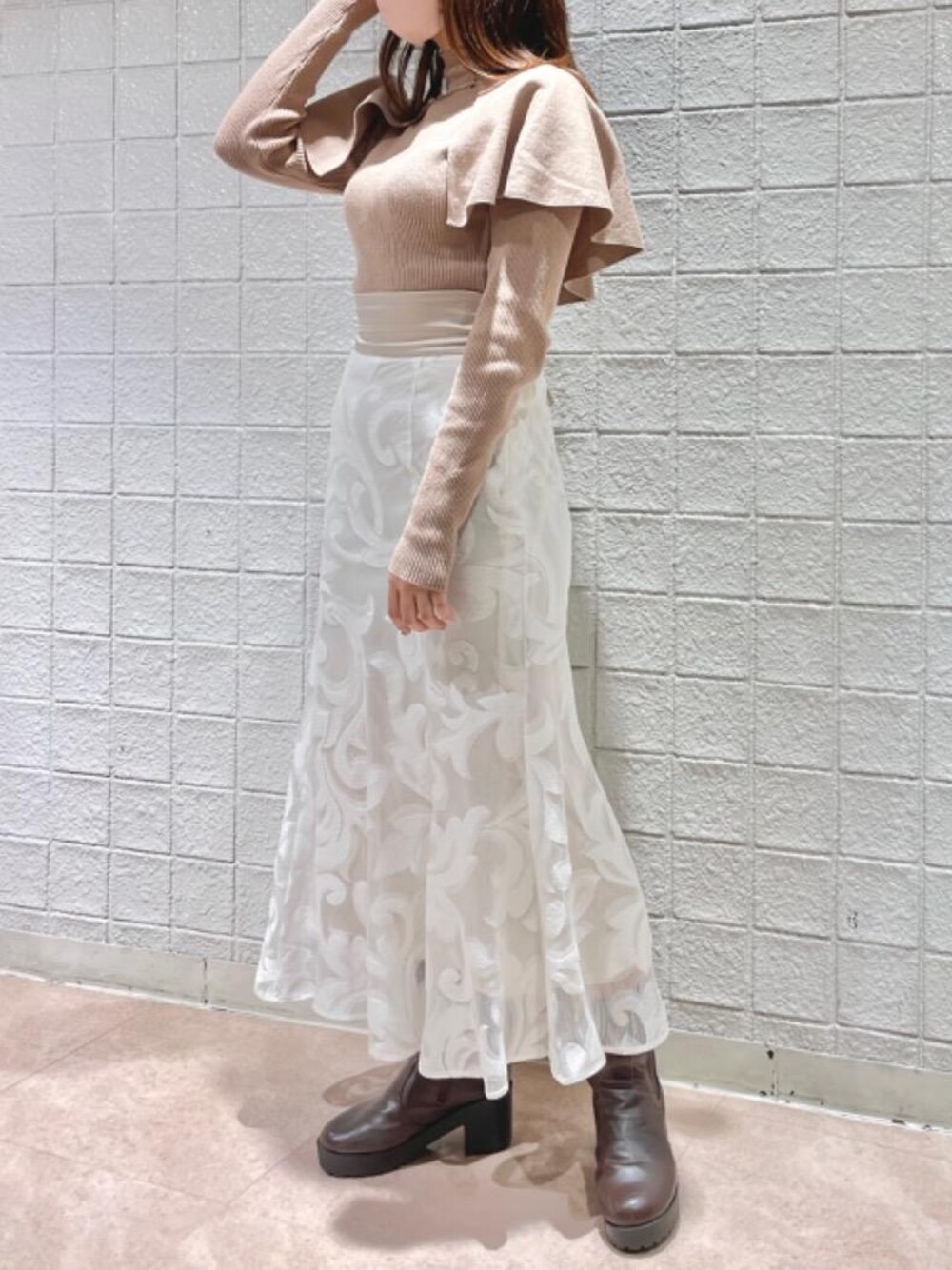 「フェミニン、マーメイドスカート、MAJESTIC LEGON、マジェスティックレゴン、ニュアンスカラー、ケープニット、骨格ストレート、標準身長」｜「MAJESTIC LEGONのサイドゴアブーツ（ブーツ、ブラウン系）」を使った、マジェスティックレゴンルミネエスト新宿店スタッフさん（レディース・158cm）の冬コーディネートの1枚目の写真