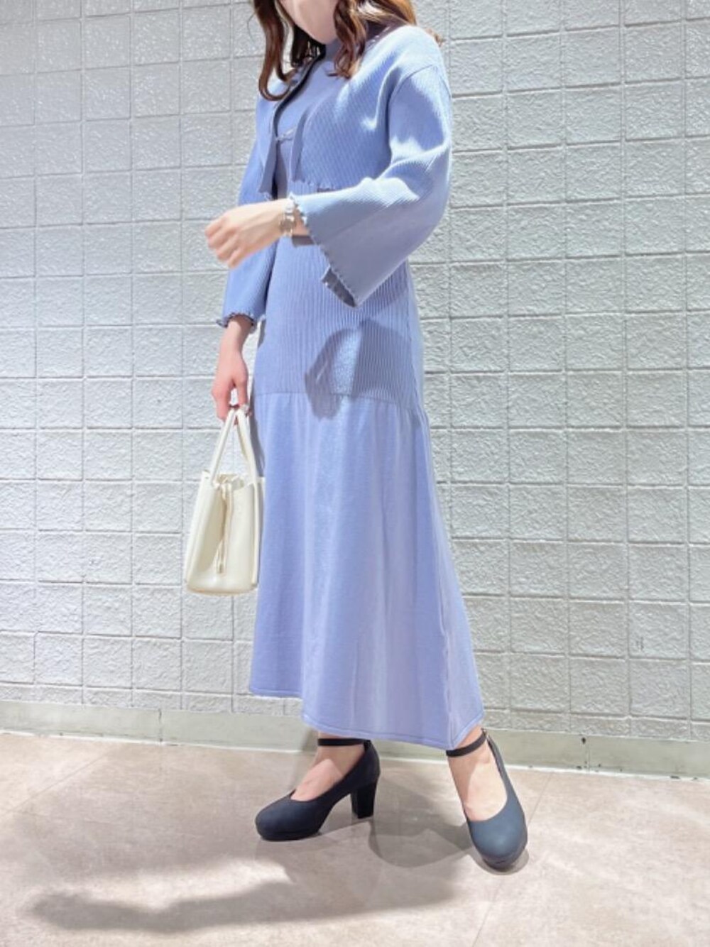 「ニットワンピ、デート、フェミニン、MAJESTIC LEGON、マジェスティックレゴン、骨格ストレート、標準身長、ぶるー」｜「MAJESTIC LEGONのminiハンドバッグ（ハンドバッグ、ホワイト系）」を使った、マジェスティックレゴンルミネエスト新宿店スタッフさん（レディース・158cm）の冬コーディネートの1枚目の写真