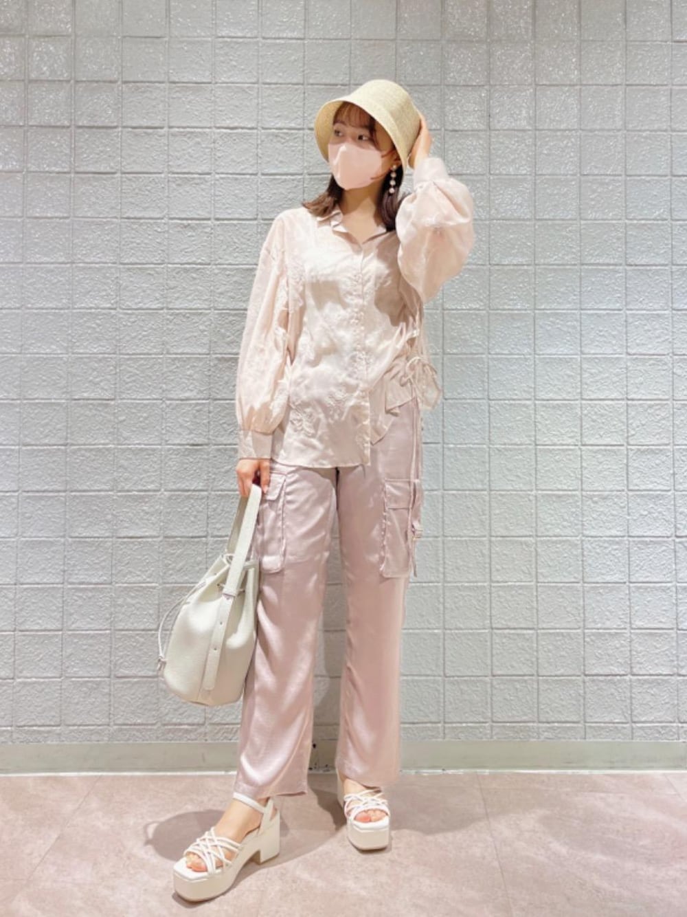 「大人カジュアル、フェミニン、MAJESTIC LEGON、シアーシャツ、マジェスティックレゴン、バケハ、ニュアンスカラー、骨格ストレート、標準身長、サテンカーゴパンツ」｜「MAJESTIC LEGONのサテンカーゴパンツ（カーゴパンツ、ピンク系）」を使った、マジェスティックレゴンルミネエスト新宿店スタッフさん（レディース・158cm）の春コーディネートの1枚目の写真